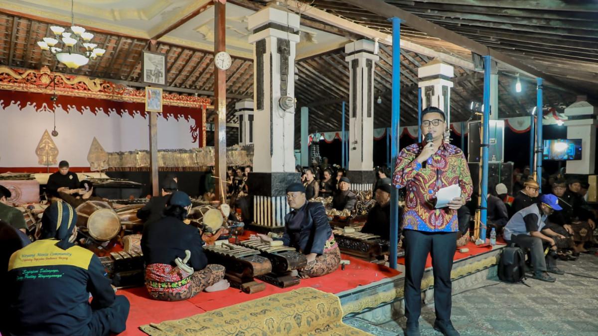 TRADISI DI KLATEN - Bupati Klaten Hamenang Wajar Ismoyo saat Peringatan Satu Abad Niti Budaya Adat Kyai Karsorejo di Desa Soropaten, Kecamatan Karanganom, Kamis (9/7/2026) malam.
