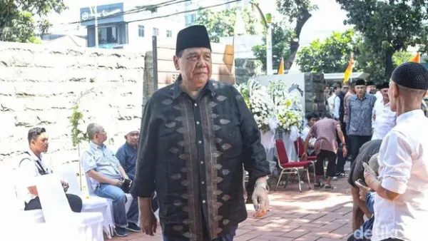Anggota DPR Fraksi NasDem, Rachmat Gobel, meninggal dunia dini hari tadi. Pelayat mulai berdatangan ke rumah duka Rachmat Gobel di Tebet, Jakarta Selatan, Jumat (10/7/2026).