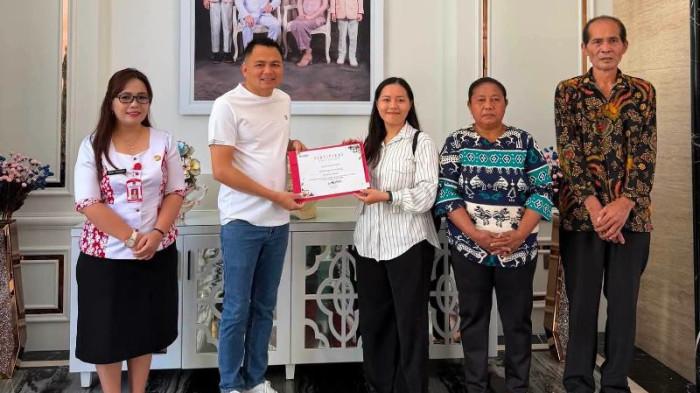 CPMI - Bupati Minahasa Tenggara (Mitra) Ronald Kandoli melepas satu CPMI.o0-84