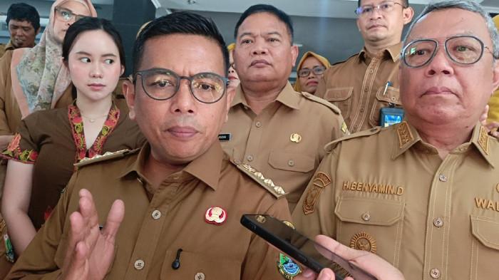 GUBERNUR ANDRA - Gubernur Banten, Andra Soni, usai melakukan kunjungan ke SMA PGRI Ciputat, dan SMAN 1 Ciputat, Selasa (2/6/2026).