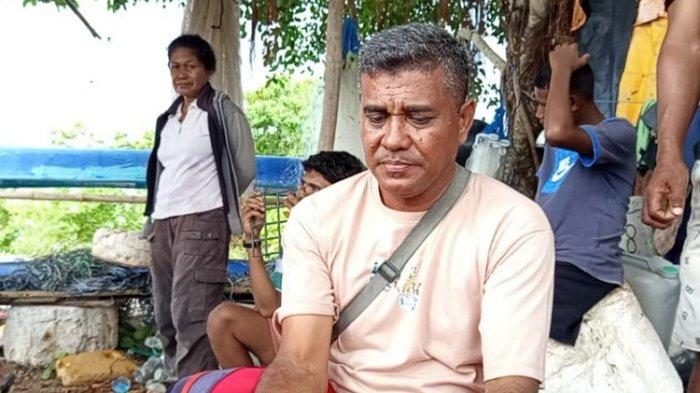PETANI RUMPUT LAUT- Yupiter Luit Holbala, Petani Rumput Laut di Desa Bolok, Kabupaten Kupang, Tunjukkan Rumput Laut Rusak Akibat Tumpahan Minyak.