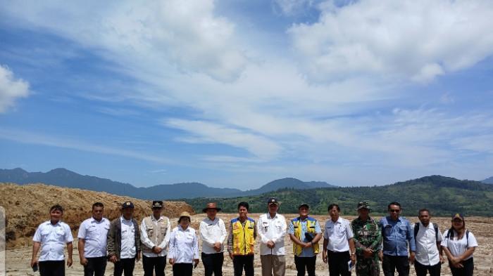 Tim Satker Pelaksana Strategis Provinsi Sumatera Utara Kementerian PUPR RI memastikan pembangunan Sekolah Rakyat akan segera dimulai di Kecamatan Siempat Rube, Pakpak Bharat. Kepastian ini disampaikan oleh Yosua GC. Sianipar, ST, saat meninjau langsung lokasi pembangunan, Kamis (9/7/2026).