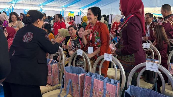 DEKRANASDA - Ketua Dewan Kerajinan Nasional Daerah (Dekranasda) Provinsi Sulawesi Utara, Ny Anik Yulius Selvanus, menghadiri puncak peringatan Hari Ulang Tahun (HUT) ke-46 Dewan Kerajinan Nasional (Dekranas) yang digelar di Trans Studio Mall (TSM) Makassar, Jumat (10/7/2026). Kegiatan yang mengusung tema 