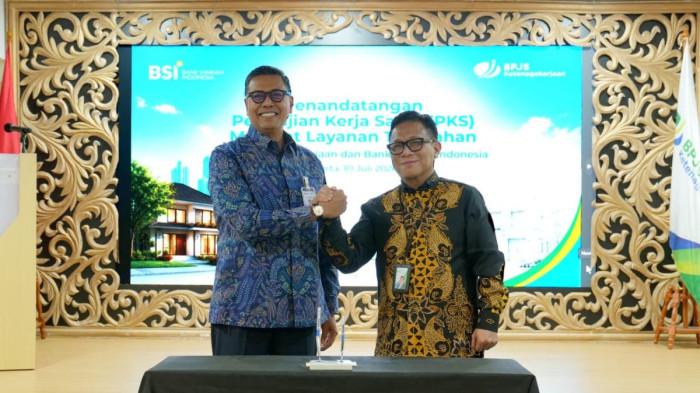 KPR TENOR 30 TAHUN - PT Bank Syariah Indonesia (Persero) Tbk (BSI) memperluas jangkauan pembiayaan kepemilikan rumah untuk pekerja peserta BPJS Ketenagakerjaan. Komitmen ini ditandai melalui penandatangan Perjanjian Kerjasama BSI dan BPJS Ketenagakerjaan mengenai Manfaat Layanan Tambahan Perumahan untuk pekerja penerima upah yang dilakukan oleh Direktur Utama BSI Anggoro Eko Cahyo (kiri) dan Direktur Utama BPJS Ketenagakerjaan Saiful Hidayat (kanan) di Jakarta, Jumat(10/7/2026).