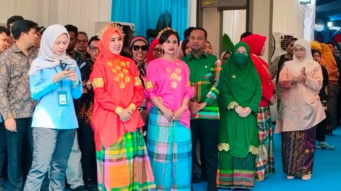 HUT DEKRANAS - Gubernur Sulawesi Selatan bersama istri, Naoemi Octarina Sudirman (baju hijau) bersama Ketua Harian Dekranas Tri Tito Karnavian (oranye) dan Ketua Dekranasda Makassar Melinda Aksa (kanan) bersiap menyambut kedatangan Ketua Dekranas pusat, Selvi Gibran di Halaman Trans Studio Mal Jl Metro Tanjung Bunga, Jumat (10/7/2026). Istri Wakil Presiden RI, para istri menteri, istri gubernur, bupati, dan wali kota hadir dalam rangka peringatan Hari Ulang Tahun (HUT) ke-46 Dewan Kerajinan Nasional (Dekranas).