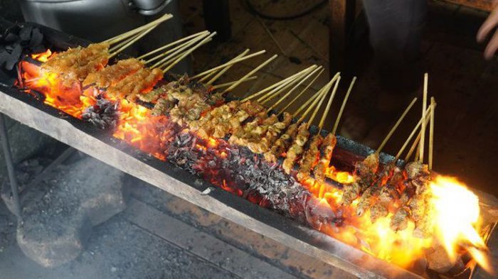 Sate Kelopo Ondomohen Bu Asih, satu tempat makan siang enak dekat Balai Kota Surabaya.