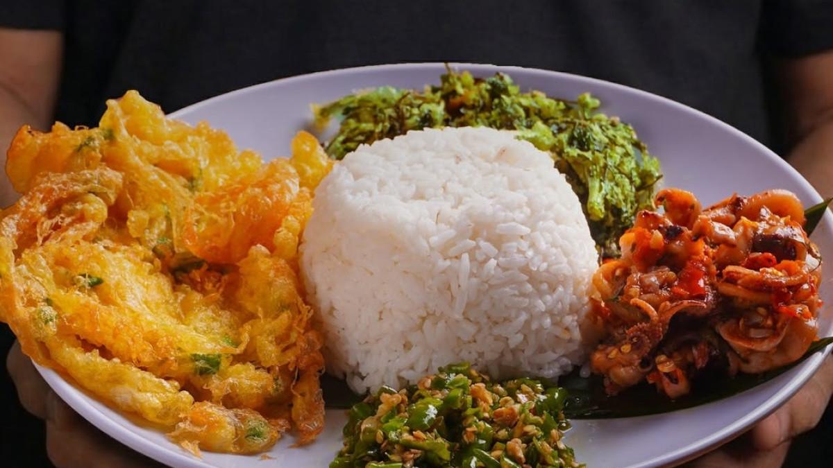 Dadar Beredar, satu tempat makan siang enak dekat Balai Kota Surabaya.