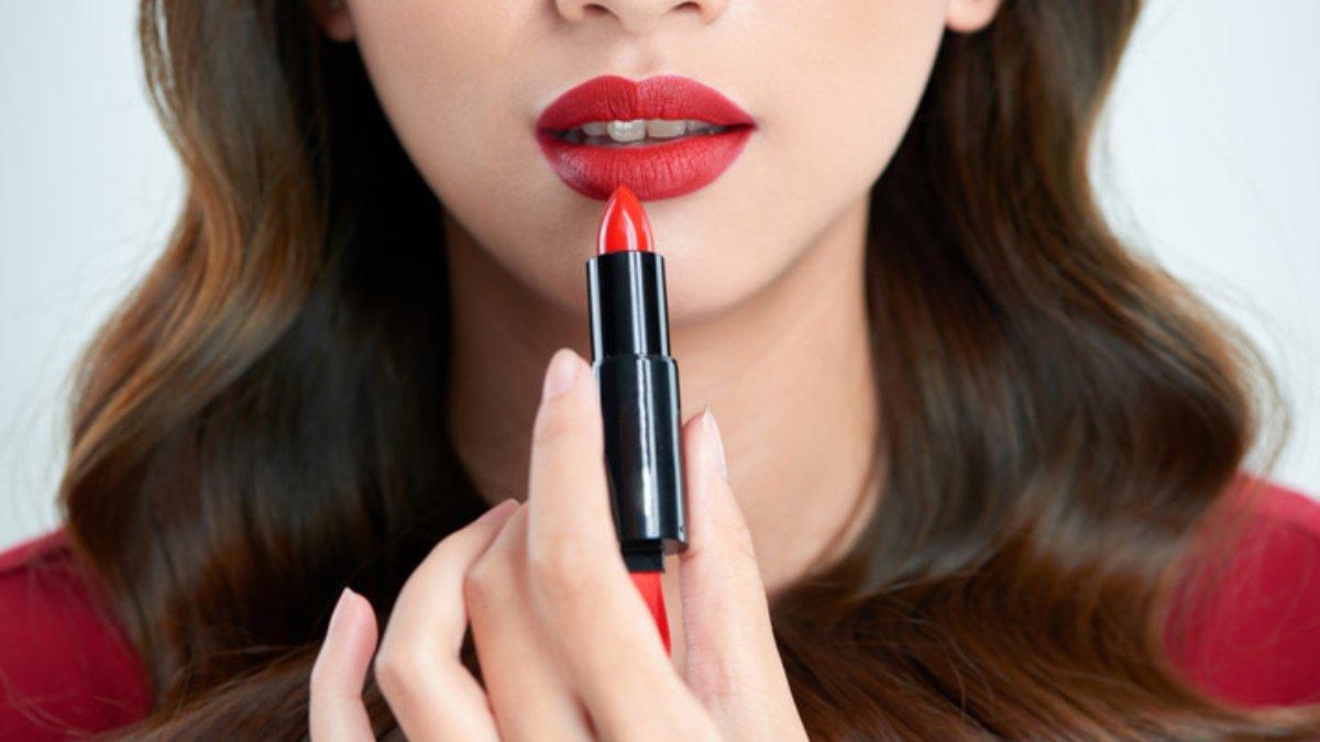 Ilustrasi memilih lipstik sesuai dengan undertone.