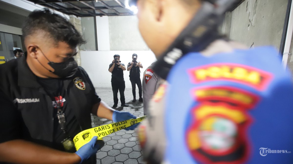 PENGGELEDAHAN - Penyidik Polri memasang PoliceLine saat menggeledah ruko di kawasan Cipete, Jakarta Selatan, Kamis (9/7/2026) malam. Penggeledahan tersebut terkait kasus dugaan korupsi dan TPPU dalam perkara batu bara PLTU hingga Asabri yang melibatkan Jampidsus Febrie Adriansyah. Tribunnews/Jeprima 