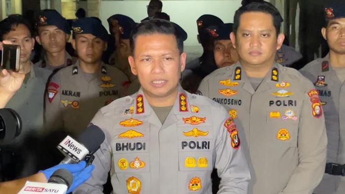 PENGGELEDAHAN KASUS KORUPSI - Kabid Humas Polda Metro Jaya Kombes Budi Hermanto (tengah) memberikan keterangan terkait proses penggeledahan di lokasi ke-13 tepatnya di sebuah ruko di Jalan Asem II, Cipete, Cilandak, Jakarta Selatan terkait kasus dugaan korupsi dan TPPU dalam penanganan perkara batu bara PLTU hingga Asabri dari Kamis (9/7/2026) malam hingga Jumat (10/7/2026) dini hari.  (Tribunnews.com/Abdi Ryanda Shakti).