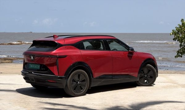VinFast VF7 Rear Profile