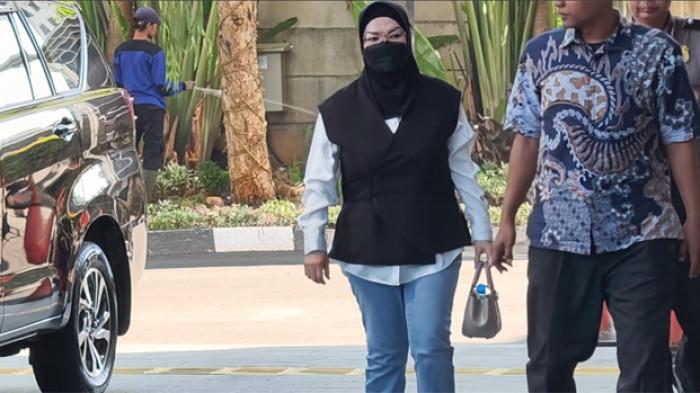 KENA OTT - Bupati Sukoharjo Etik Suryani akhirnya menginjakkan kaki di Gedung Merah Putih KPK, Jakarta Selatan, pada Jumat (10/7/2026) pagi. (Ilham Rian Pratama)
