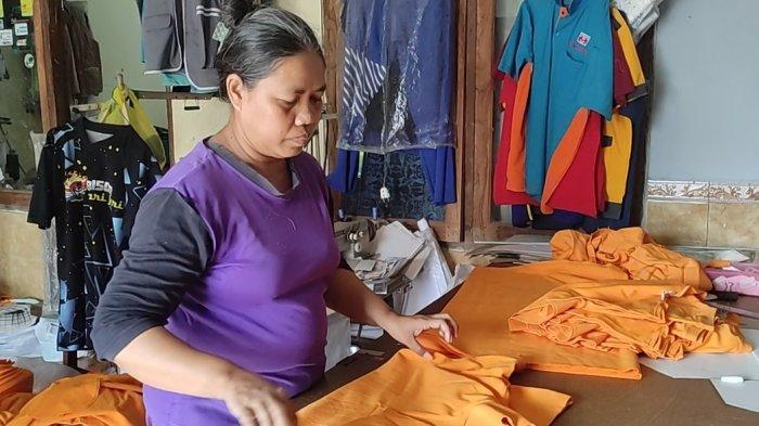 MELIPAT BAJU - Ani Tasriani melipat baju yang sudah selesai dijahit sebelum diambil vendor