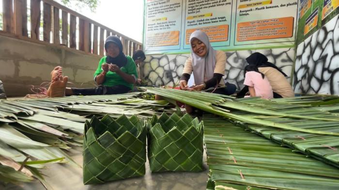 BIKIN ANYAMAN - Warga Kutawaru menganyam daun nipah menjadi kerajinan tangan, belum lama ini.