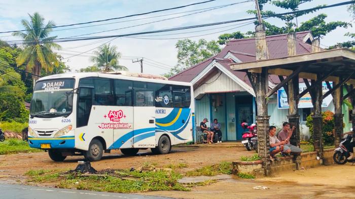 JADWAL DAMRI - Tampak Bus Damri rute KTT- Malinau yang akan berangkat melalui terminal di Jalan Perintis, Tideng Pale, Kecamatan Sesayap, KTT, Kaltara, Sabtu (11/7/2026). Sesuai Jadwal Damri hari ini, terlihat Bus Damri dari Tana Tidung ke Malianau segera berangkat pagi ini. (TribunKaltara.com / Rismayanti)