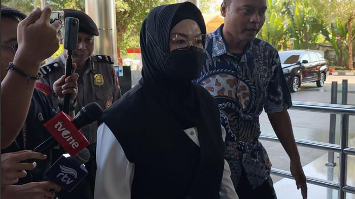 KENA OTT - Bupati Sukoharjo Etik Suryani akhirnya menginjakkan kaki di Gedung Merah Putih KPK, Jakarta Selatan, pada Sabtu (10/7/2026) pagi. (Ilham Rian Pratama)