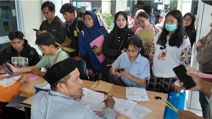 DISDUKCAPIL BATAM - Warga yang mengurus admistrasi kependudukan di kantor Disdukcapil Batam di Kecamatan Sekupang Kota Batam, Provinsi Kepulauan Riau (Kepri), Jumat (17/4/2026). Dinas Kependudukan dan Pencatatan Sipil (Disdukcapil) Kota Batam menerapkan pendaftaran Penduduk Nonpermanen sebagai solusi sementara bagi warga pendatang yang belum dapat memproses perpindahan domisili menjadi warga Batam.