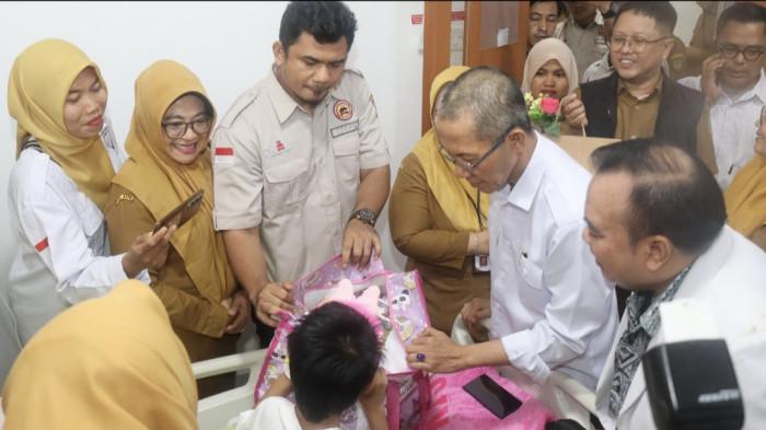 JENGUK KORBAN - Wali Kota Batam, Amsakar Achmad saat menjenguk RAL, korban dugaan penganiayaan ibu tiri di RSUD Embung Fatimah, Senin (22/6/2026). Aca kini tinggal bersama ibu kandungnya setelah keluar dari rumah sakit