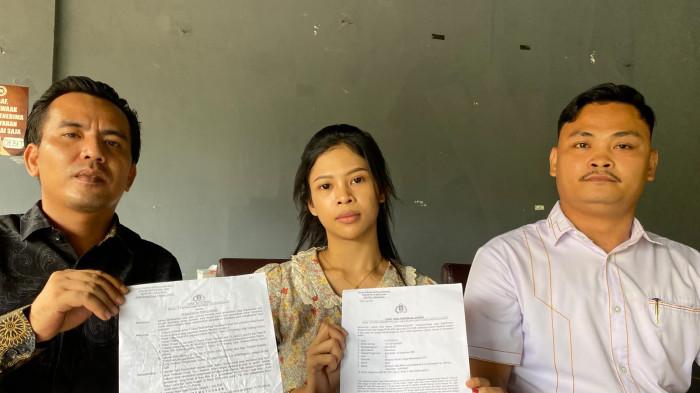 PENCULIKAN ANAK DI BATAM - Ibu korban, Putri didampingi pengacara Marthin Zega dan Sehafati Hulu menjelaskan kasus penculikan bayinya, Jumat (10/7/2026).