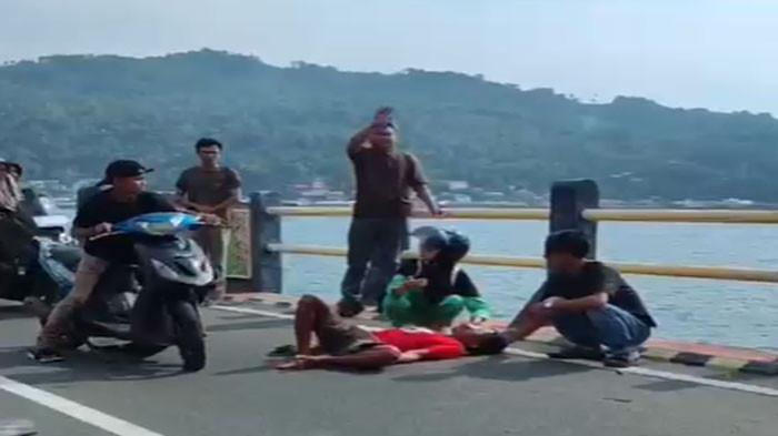 KECELAKAAN DI ANAMBAS - Tangkap layar kecelakaan di jembatan Selayang Pandang (SP II) Tarempa, Kecamatan Siantan, Kabupaten Kepulauan Anambas, Provinsi Kepulauan Riau (Kepri), Rabu (8/7/2026). Terungkap kondisi Jopi (19), korban dalam lakalantas yang sempat viral di medsos itu.