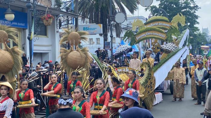 Karnaval budaya dalam acara Asia Africa Festival 2025 di sepanjang jalan Asia Afrika, Kota Bandung, Sabtu (18/9/2025).