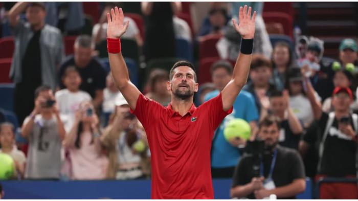 SELEBRASI DJOKOVIC - Petenis Serbia, Novak Djokovic, merayakan kemenangan saat tampil di turnamen tenis Shanghai Masters 2025.