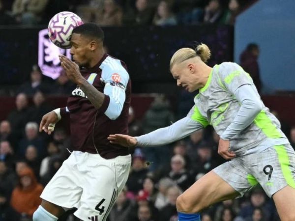 Ezri Konsa (kiri) sudah berkali-kali mampu membuat Erling Haaland gagal mencetak gol dalam pertemuan di level klub.