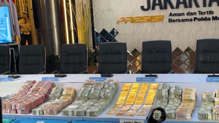 BARANG BUKTI - Barang bukti dari hasil penggeledahan di 13 lokasi tampak ditampilkan di Gedung Promoter Polda Metro Jaya, Jakarta Selatan, Jumat (10/7/2026)