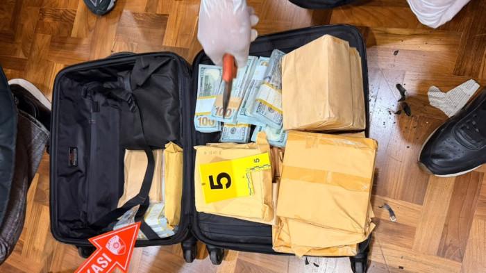 GELEDAH - Petugas Kortas Tipidkor Polri menunjukkan uang tunai senilai sekitar Rp67 miliar yang disita dari Cafe de'Clan Signature dan Koin Money Changer di Cipete Selatan, Jakarta Selatan, dalam penyidikan dugaan korupsi dan tindak pidana pencucian uang (TPPU)