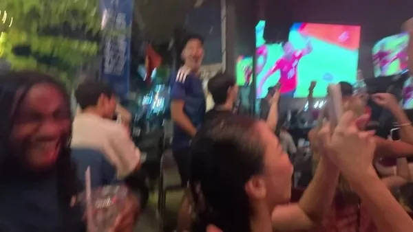 Standing on the sidewalks and streets of Hanoi's old streets to watch the World Cup