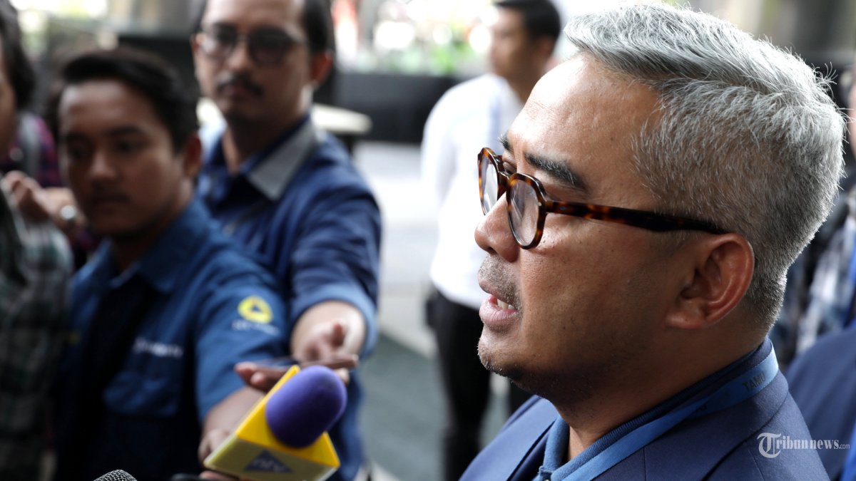 KONSULTASI KPK - Walikota Bandung terpilih Muhammad Farhan menjawab pertanyaan wartawan saat tiba di Gedung KPK, Jakarta, Senin (17/2/2025). Farhan mengunjungi KPK untuk melakukan konsultasi dengan Pimpinan KPK terkait program pencegahan tindak pidana korupsi (Tipikor) di Kota Bandung yang dimana kasus korupsi yang berkepanjangan, membuat laporan keuangan pemerintahan Kota Bandung masih Wajar Dengan Pengecualian (WDP). TRIBUNNEWS/IRWAN RISMAWAN