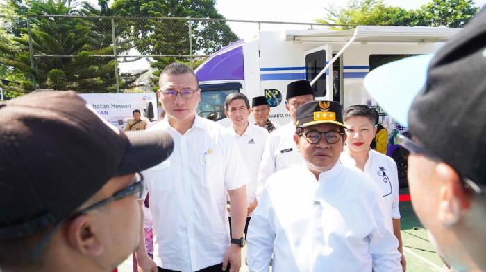 KLINIK HEWAN KELILING - Gubernur DKI Jakarta Pramono Anung, Anggota DPRD DKI Jakarta Hardiyanto Kenneth dan Kepala Dinas Ketahanan Pangan, Kelautan, dan Pertanian DKI Jakarta Hasudungan A. Sidabalok saat ditemui usai meninjau pelayanan Mobil Klinik Hewan Keliling Jakarta di RPTR Mustika, Jalan Kerja Bakti, Kelurahan Kramat Jati, Kecamatan Kramat Jati, Jakarta Timur, Jumat (10/7/2026)
