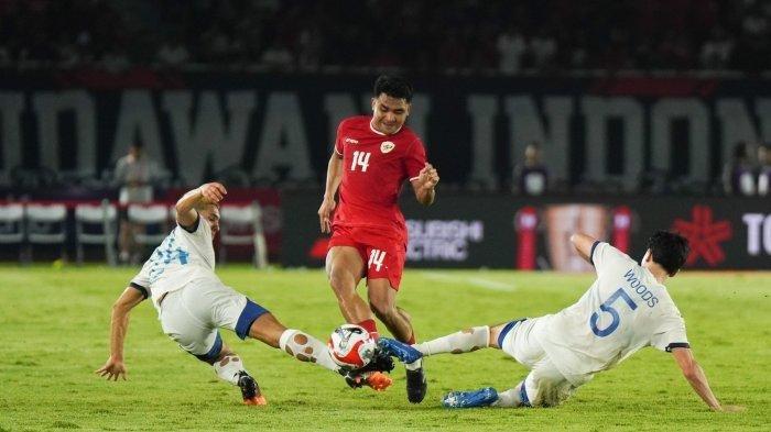 Bek Timnas Indonesia, Asnawi Mangkualam berusaha melewati adangan pemain Filipina.
