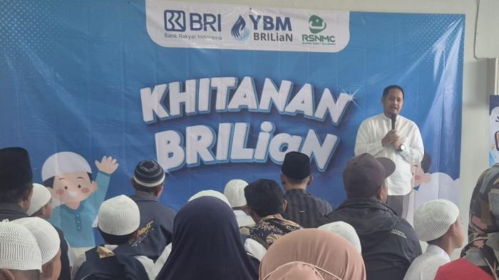 BERI SAMBUTAN - Kepala BRI Kantor Cabang Ajibarang Doan Taurino Arief memberi sambutan dalam acara khitanan massal gratis yang digelar kerja sama dengan YBM Brilian RO Yogyakarta di BRI Unit Wangon, Kabupaten Banyumas, Jawa Tengah, Sabtu (11/7/2026). Kegiatan ini diikuti 24 anak dari nasabah BRI wilayah kerja BRI Kantor Cabang Ajibarang.