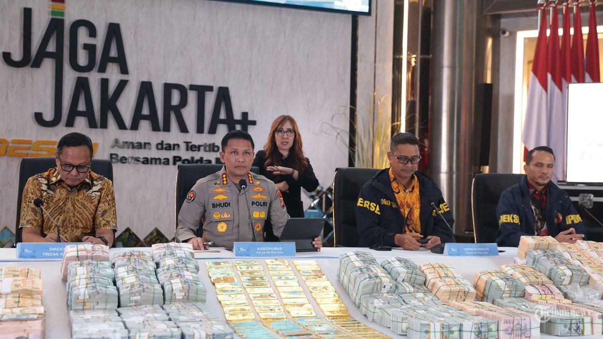 HASIL PENGGELEDAHAN - Kepala Bidang Hubungan Masyarakat (Kabid Humas) Polda Metro Jaya Kombes Pol Budi Hermanto didampingi Dirreskrimsus Polda Metro Jaya Kombes Pol Victor Dean Mackbon serta jajaran saat menyampaikan keterangan pada konferensi pers di Polda Metro Jaya, Jakarta, Jumat (10/7/2026). Polda Metro Jaya bersama Kortastpidkor Polri masih mendalami seluruh alat bukti dalam penyidikan gabungan tiga perkara kasus dugaan korupsi, suap/gratifikasi, TPPU hasil penggeledahan di 13 lokasi dan penyidik belum mengumumkan pihak yang ditetapkan sebagai tersangka. Tribunnews/Jeprima
