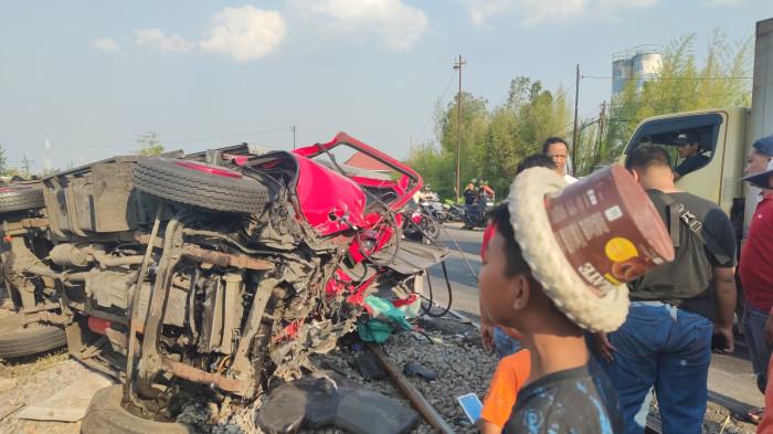Kecelakaan Maut : Kecelakaan maut terjadi di jalur perlintasan kereta api langsung (JPL) 103 Jalan Raya Surabaya-Madiun, Desa Banaran Kulon, Kecamatan Bagor, Kabupaten Nganjuk, Kamis (9/7/2026) sekira pukul 14.15 WIB. Insiden tersebut melibatkan kereta api Logawa relasi Purwokerto-Ketapang dengan truk ekspedisi JNT dan motor. Pengemudi truk Tewas dan pengendara motor menderita luka.