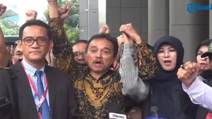 PRAPERADILAN - Roy Suryo dan dr Tifa di Kejaksaan Negeri (Kejari) Jakarta Selatan setelah mendapatkan penangguhan penahanan, Senin (22/6/2026). Mereka telah mengajukan praperadilan. Polda Metro Jaya pun siap meladeninya.