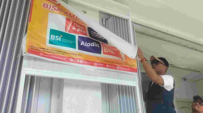 PENERTIBAN -- Bapenda Kota Gorontalo menertibkan puluhan reklame