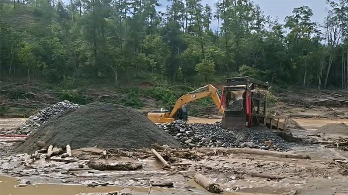 Tambang emas ilegal di Linge