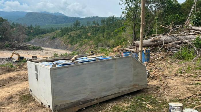 Drum berisi Solar untuk tambang emas