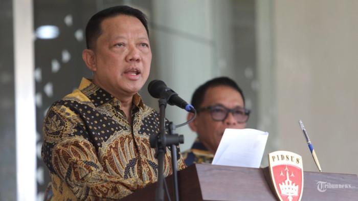 FEBRIE ADRIANSYAH MUNDUR - Febrie Adriansyah saat memberikan keterangan saat konferensi pers di Gedung Bundar Kejaksaan Agung, Jakarta, Jumat (10/7/2026), sebelum akhirnya mundur dari jabatan Jaksa Agung Muda Tindak Pidana Khusus (Jampidsus) Kejaksaan Agung. Kejaksaan menyebut sejumlah kepala kejaksaan tinggi (Kajati) di kejaksaan tinggi tipe A juga dinilai sudah layak untuk menduduki posisi Jampidsus.