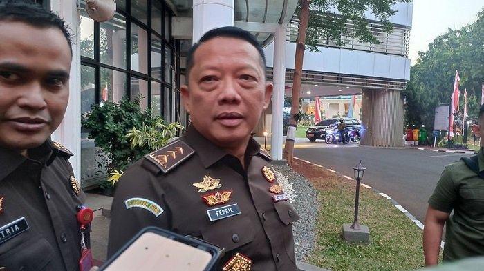 RUMAH DIGELEDAH - Beredar isu penyidik Polda Metro Jaya menggeledah rumah pribadi Jampidsus Kejagung Febrie Adriansyah. Namun, upaya itu gagal karena anggota TNI tiba-tiba menghalangi.