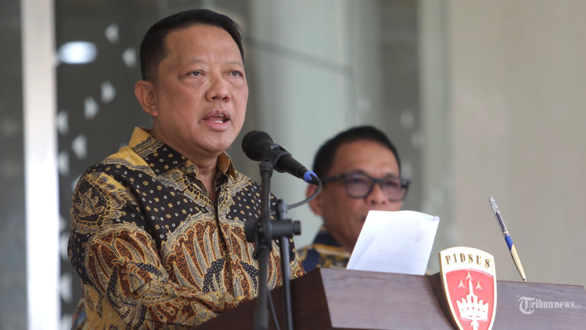 TOLAK MUNDUR - Jaksa Agung Muda Tindak Pidana Khusus (Jampidsus) Kejaksaan Agung Febrie Adriansyah memberikan keterangan saat konferensi pers di Gedung Bundar Kejaksaan Agung, Jakarta, Jumat (10/7/2026). Dalam keterangannya, Febrie Adriansyah menegaskan bahwa dirinya tetap menjalankan tugas dan tidak mundur dari jabatannya dan dirinya menghormati penegakan hukum yang dilakukan Korps Pemberantasan Tindak Pidana Korupsi (Kortas Tipikor) Polri terhadap tiga kasus dugaan korupsi. TRIBUNNEWS/IRWAN RISMAWAN