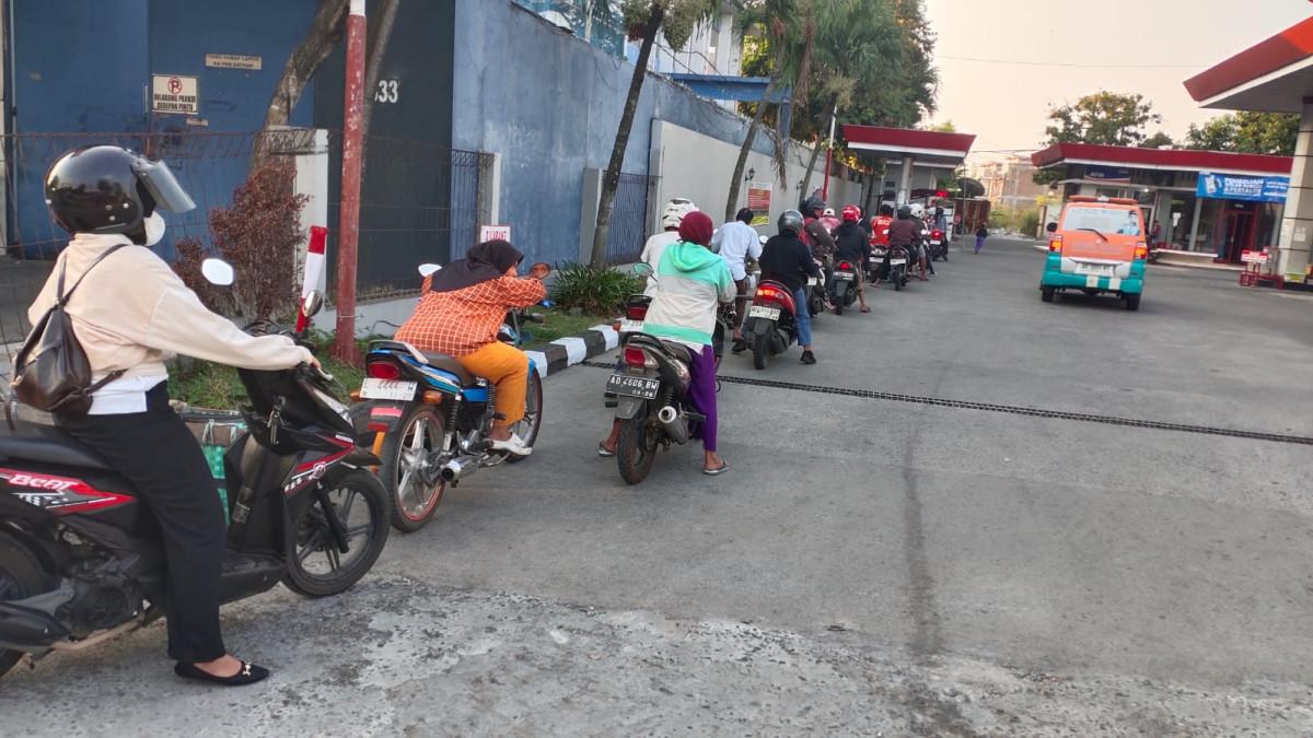 ANTREAN PERTALITE - Konsumen BBM Pertalite masih tampak panjang di SPBU Klodran Colomadu Karanganyar Jawa Tengah Selasa 7 Juli 2026 pukul 17.00 WIB. Efek kenaikan harga Pertamax sejak 10 Juni 2026 lalu, konsumen Pertamax ganti ke Pertalite yang harganya lebih terjangkau.