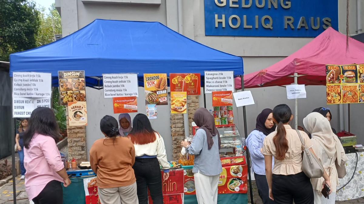 Salah satu stan UMKM Tuli Komunitas Isyart di Kampus UEU dipadati pengunjung, Sabtu (11/07/2026)