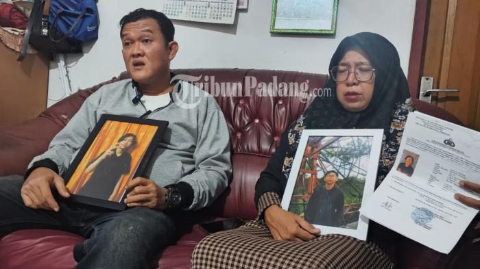 HILANG- Ade Melriza (47), ibu mahasiswa Universitas Andalas (Unand) Ryan Al Ghifari, menunjukkan foto anaknya yang hilang sejak meninggalkan rumah di Kelurahan Jati Baru, Kecamatan Padang Timur, Kota Padang, pada November 2025. Hingga Sabtu (11/7/2026), keluarga masih terus berupaya mencari keberadaan Ryan dan berharap ia segera pulang.