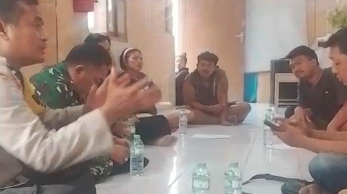 MEDIASI - Para aparat pemangku wilayah setempat menggelar mediasi dan pendampingan, terkait permasalahan antara pemilik rumah, di Kalisari Sayangan I, Kota Surabaya, dengan pihak pengontrak, oleh Polsek Genteng, Selasa (7/7/2026).Dalam pertemuan itu, dihasilkan beberapa kesepakatan perdamaian, yang menjadi babak akhir dari perkara tersebut.