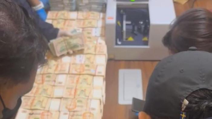 SITA UANG DOLLAR -- Polisi menyita sejumlah uang dollar Amerika Serikat dan Singapura di dalam brankas saat menggeledah restoran Perancis di Cipete, Jakarta Selatan.