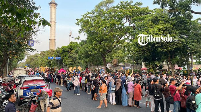 TAK BEGITU RAMAI - Karnaval Solo Batik Carnival (SBC) 2026 yang digelar di Jalan Slamet Riyadi, Kota Solo, Jawa Tengah, Sabtu (11/7/2026). Gelaran tersebut diikuti sekitar 200 peserta dari berbagai kalangan, termasuk penggiat busana dari dalam maupun luar Kota Solo. Kepadatan penonton belum tampak memenuhi sepanjang jalur yang dilalui peserta.