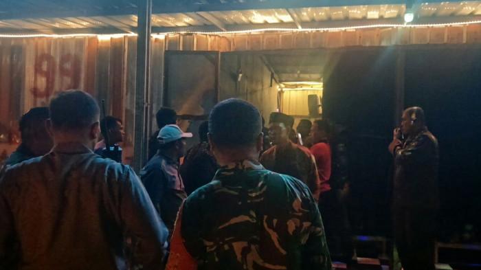 PENERTIBAN - Operasi penertiban skala besar oleh petugas gabungan di kawasan eks Tol HK, Jabon, Sidoarjo, Jawa Timur pada 4 Juli 2026. Selain menemukan banyak minuman keras, petugas gabungan juga mengamankan 49 orang perempuan pemandu lagu.